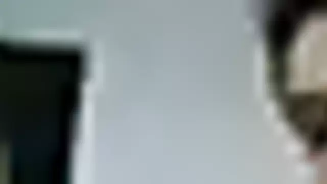 Ozbek ayol chiroyli egilib, it uslubida sikiladi